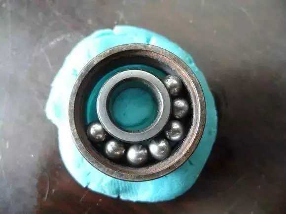 隨后將內(nèi)圈擠到鋼珠那邊，使鋼珠卡在凹槽中間